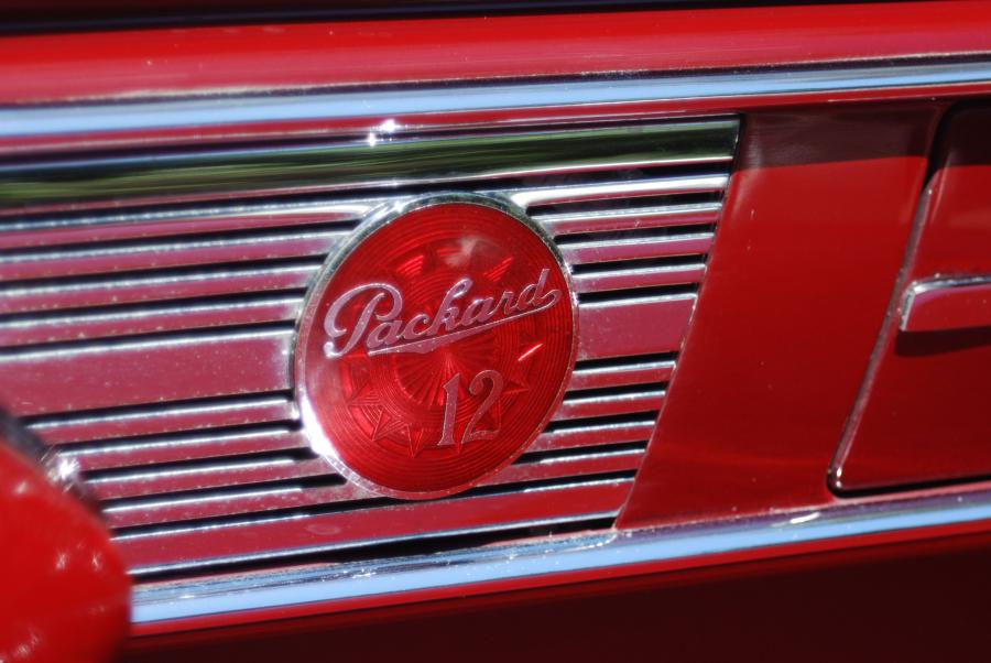 Детали экстерьера Packard Twelve 2/4-Passenger Coupe 1939 года  (фото 11 из 12)